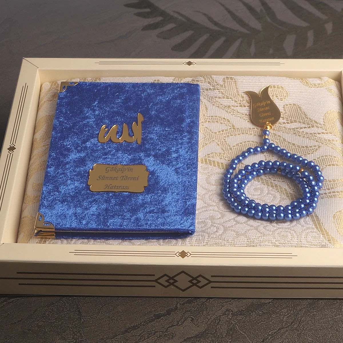 Hediyelik Lüks Kutuda Seccadeli Saks Mavisi Renkli Kadife Yasin ve İsme Özel İnci Tesbih Seti