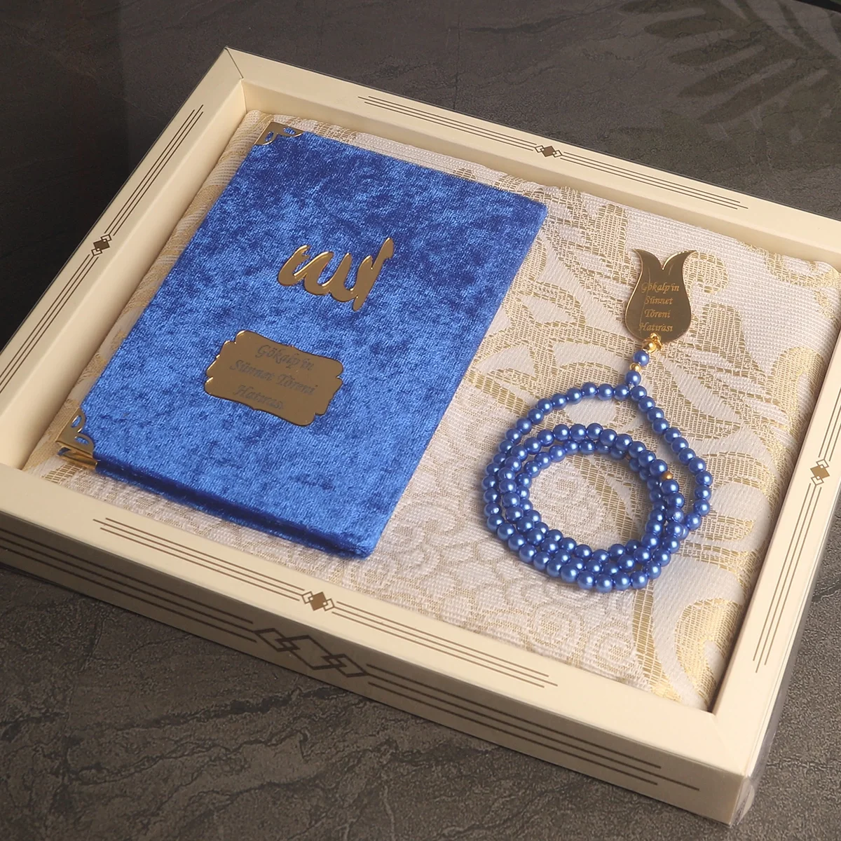 Hediyelik Lüks Kutuda Seccadeli Saks Mavisi Renkli Kadife Yasin ve İsme Özel İnci Tesbih Seti