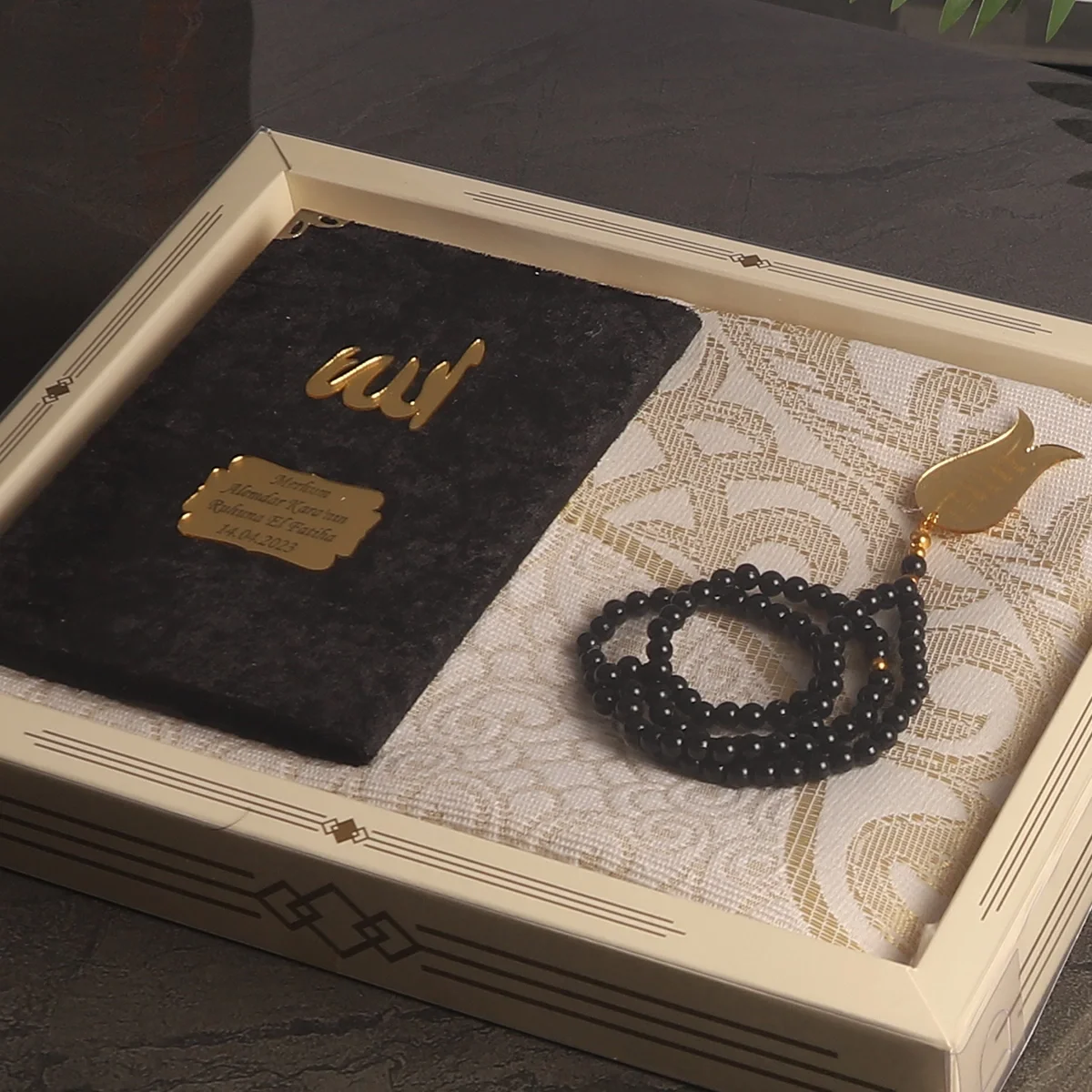 Hediyelik Lüks Kutuda Seccadeli Siyah Renkli Kadife Yasin ve İsme Özel İnci Tesbih Seti