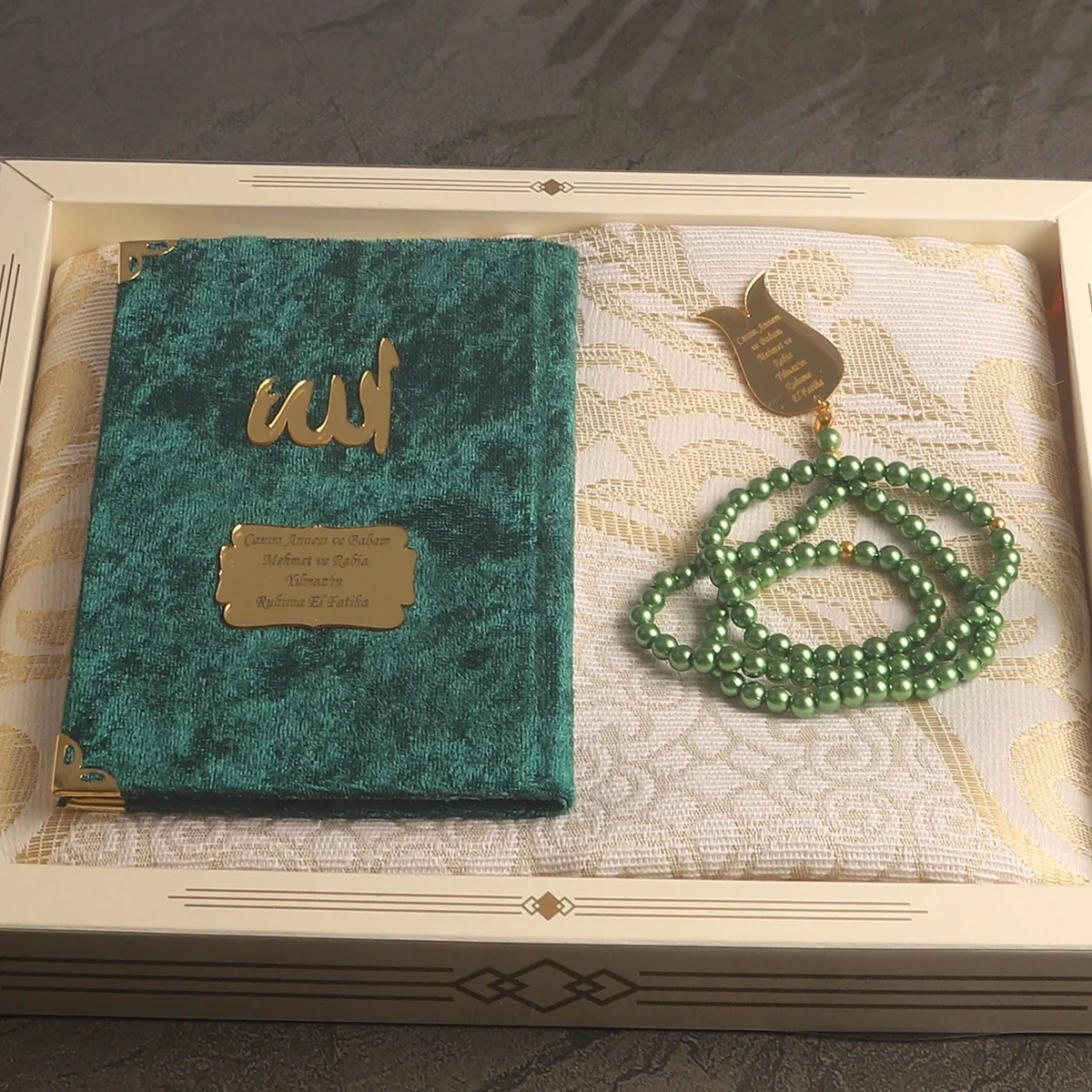 Hediyelik Lüks Kutuda Seccadeli Zümrüt Renkli Kadife Yasin ve İsme Özel İnci Tesbih Seti