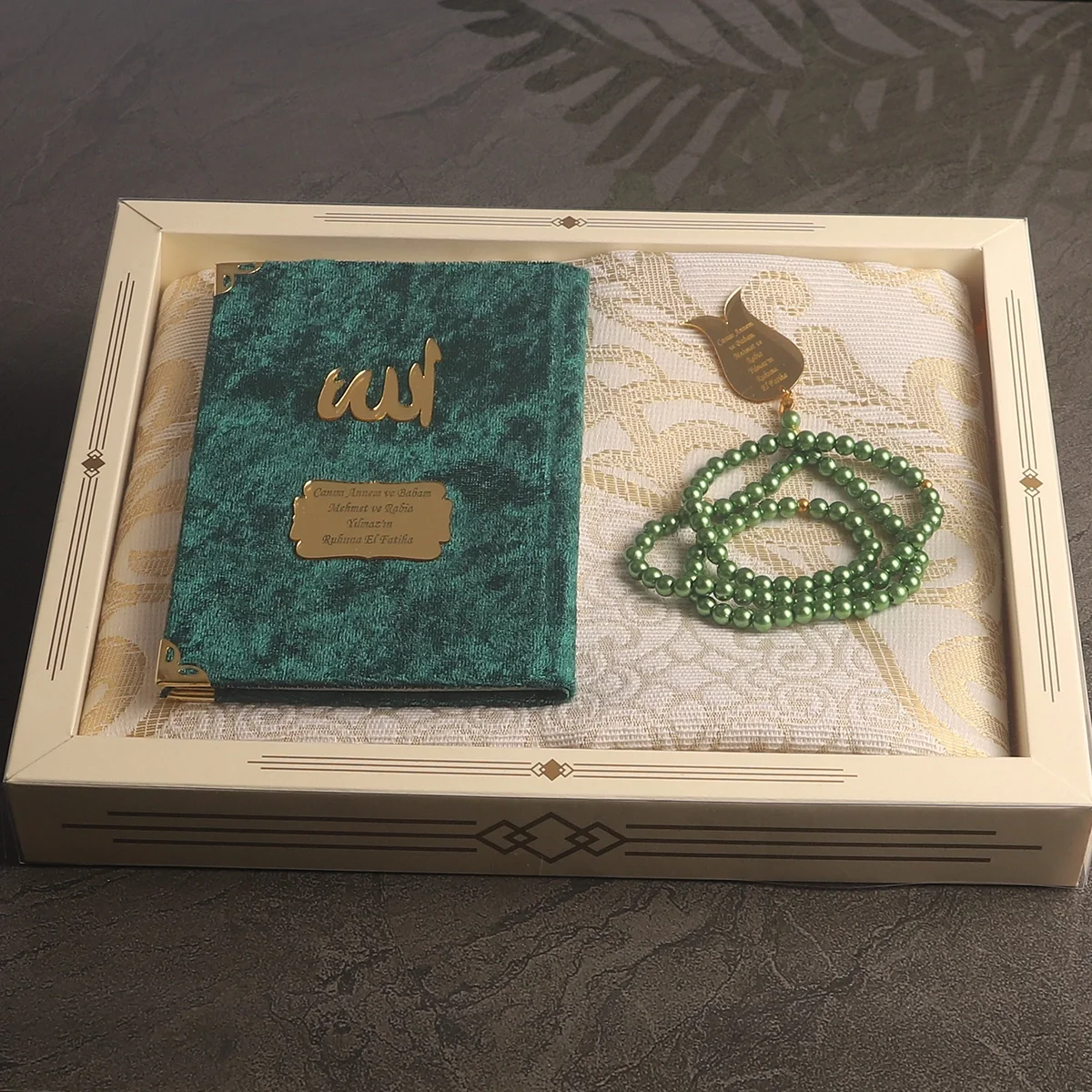 Hediyelik Lüks Kutuda Seccadeli Zümrüt Renkli Kadife Yasin ve İsme Özel İnci Tesbih Seti