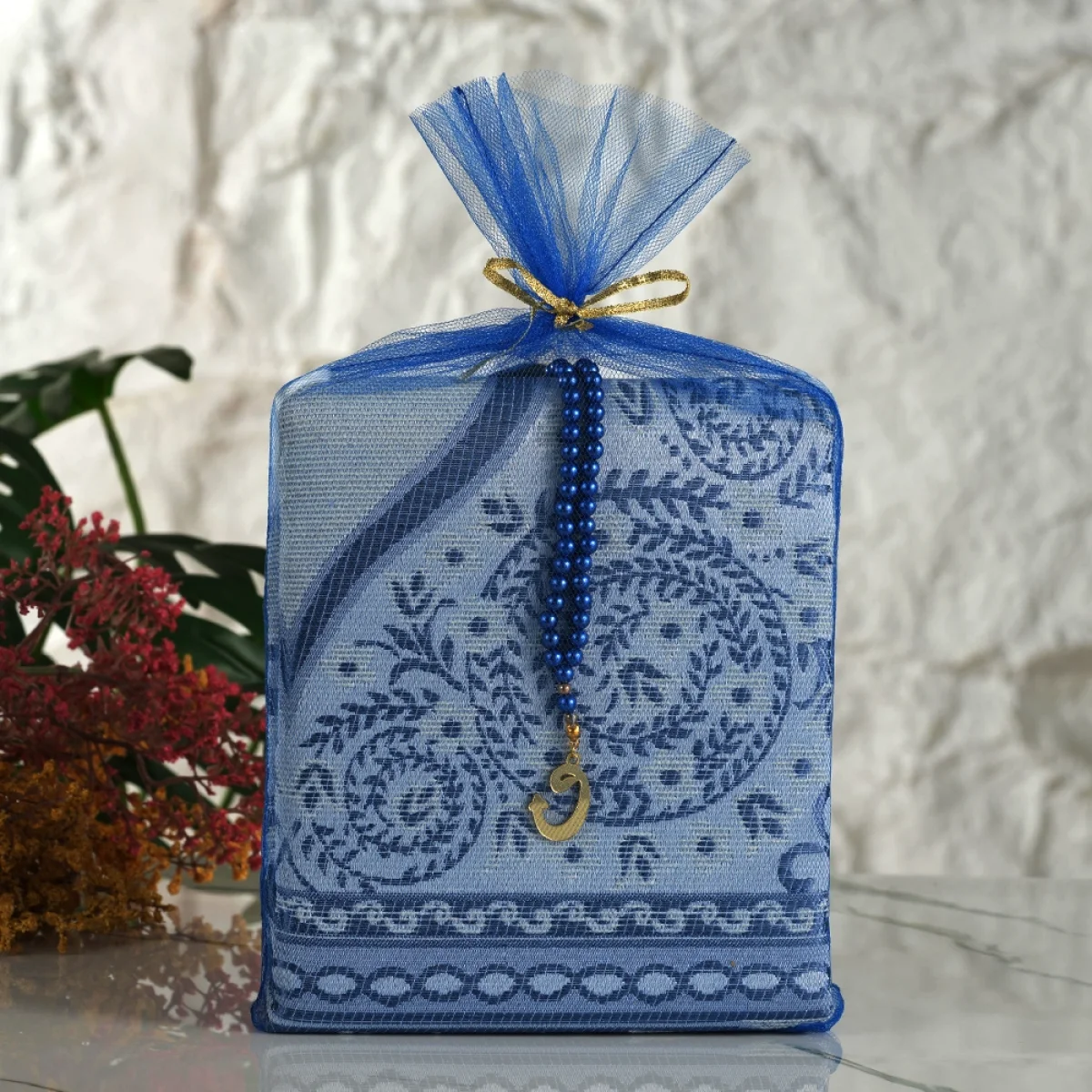 Saks Mavisi Renkli Tül Kese İçerisinde Seccade ve Tesbih