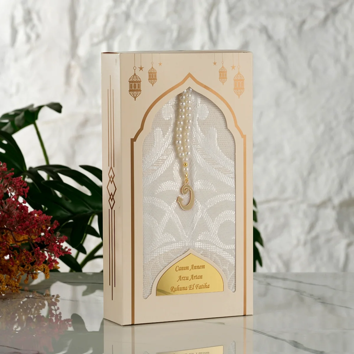 Krem Renkli İsme Özel Dikey Kutu İçerisinde Seccade ve Tesbih