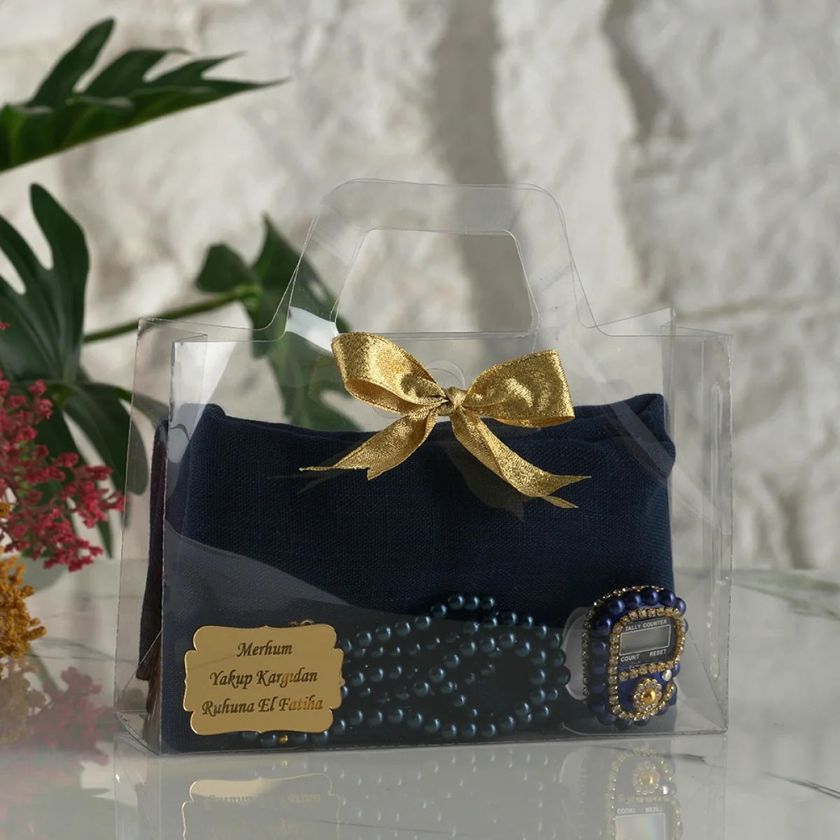 Asetat Çanta İçerisinde İsme Özel Lacivert Renkli Eşarp, Tesbih ve Zikirmatik Seti