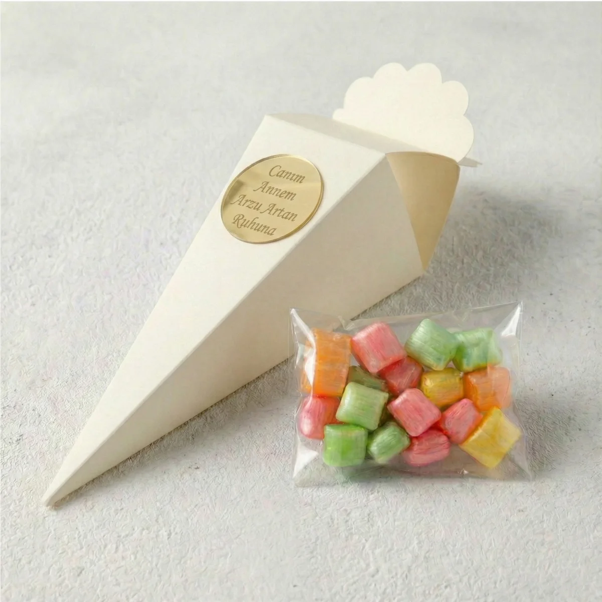 Krem Renkli İsme Özel Külah İçerisinde Mevlüt Şekeri