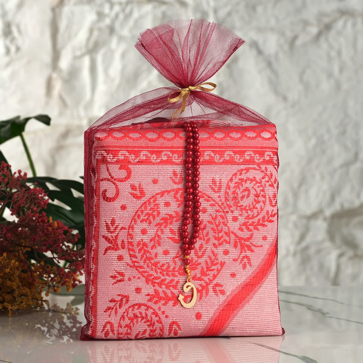 Bordo Renkli Tül Kese İçerisinde Seccade ve Tesbih