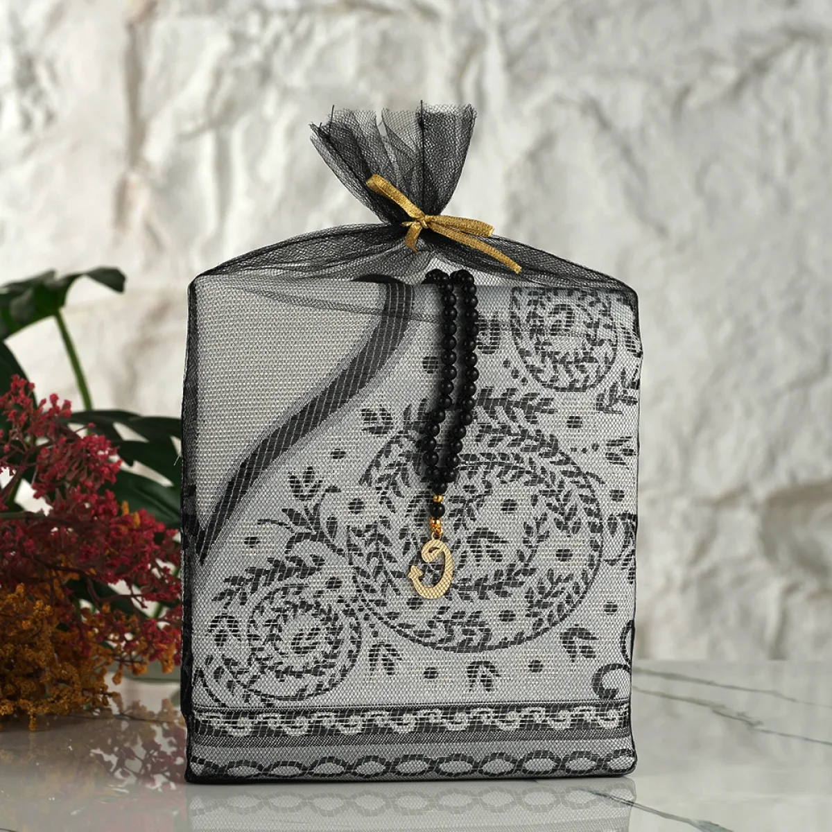 Siyah Renkli Tül Kese İçerisinde Seccade ve Tesbih