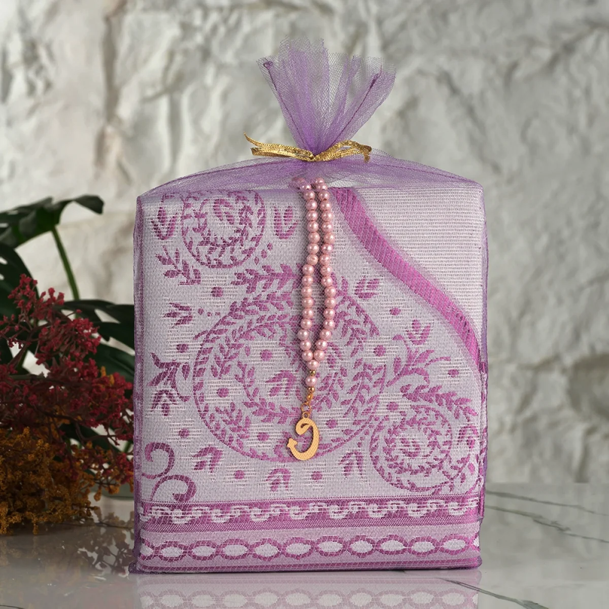 Pembe Renkli Tül Kese İçerisinde Seccade ve Tesbih