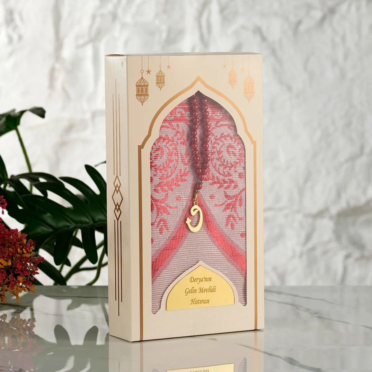 Bordo Renkli İsme Özel Dikey Kutu İçerisinde Seccade ve Tesbih