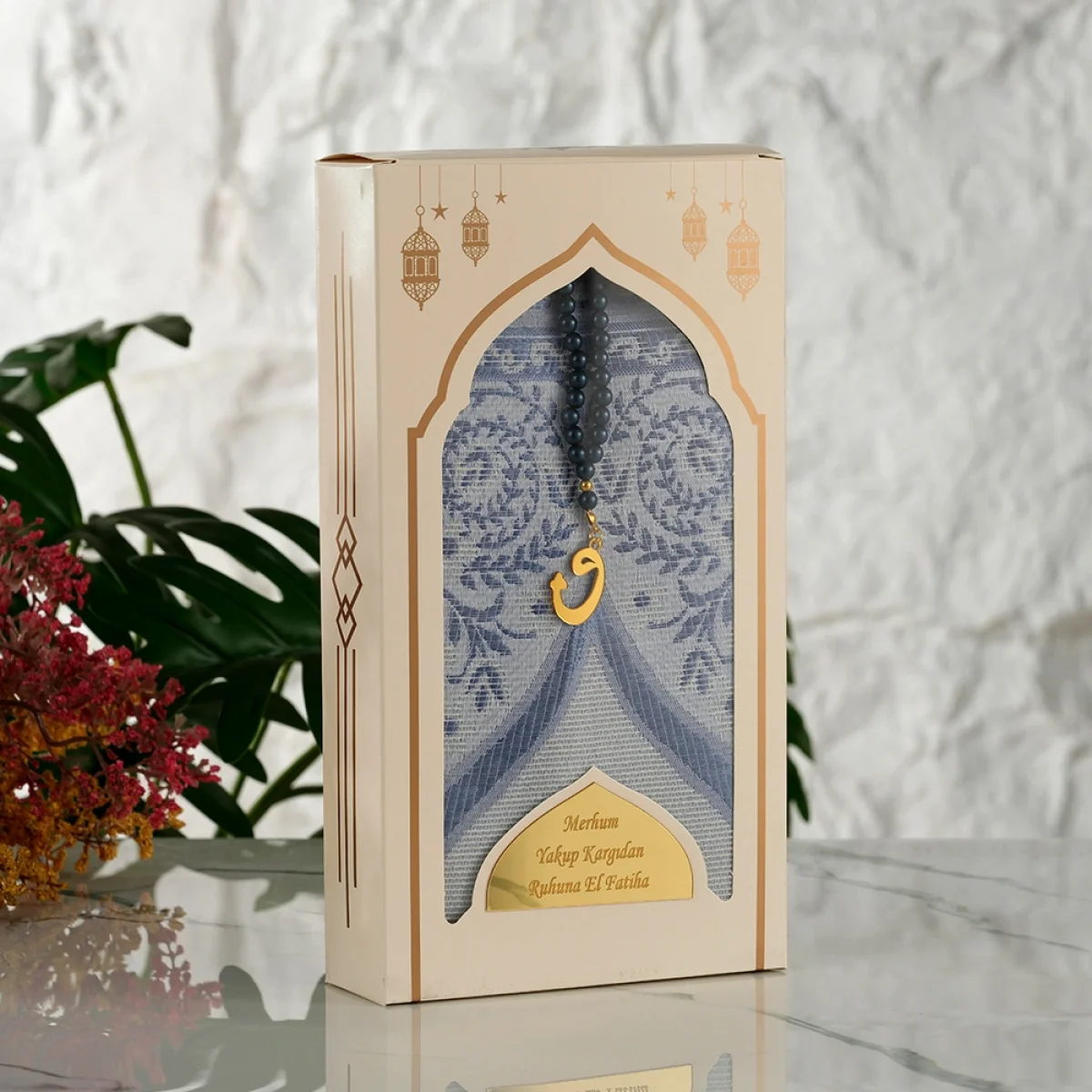 Lacivert Renkli İsme Özel Dikey Kutu İçerisinde Seccade ve Tesbih