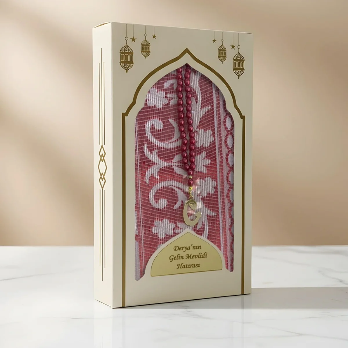 Bordo Renkli İsme Özel Dikey Kutu İçerisinde Seccade ve Tesbih