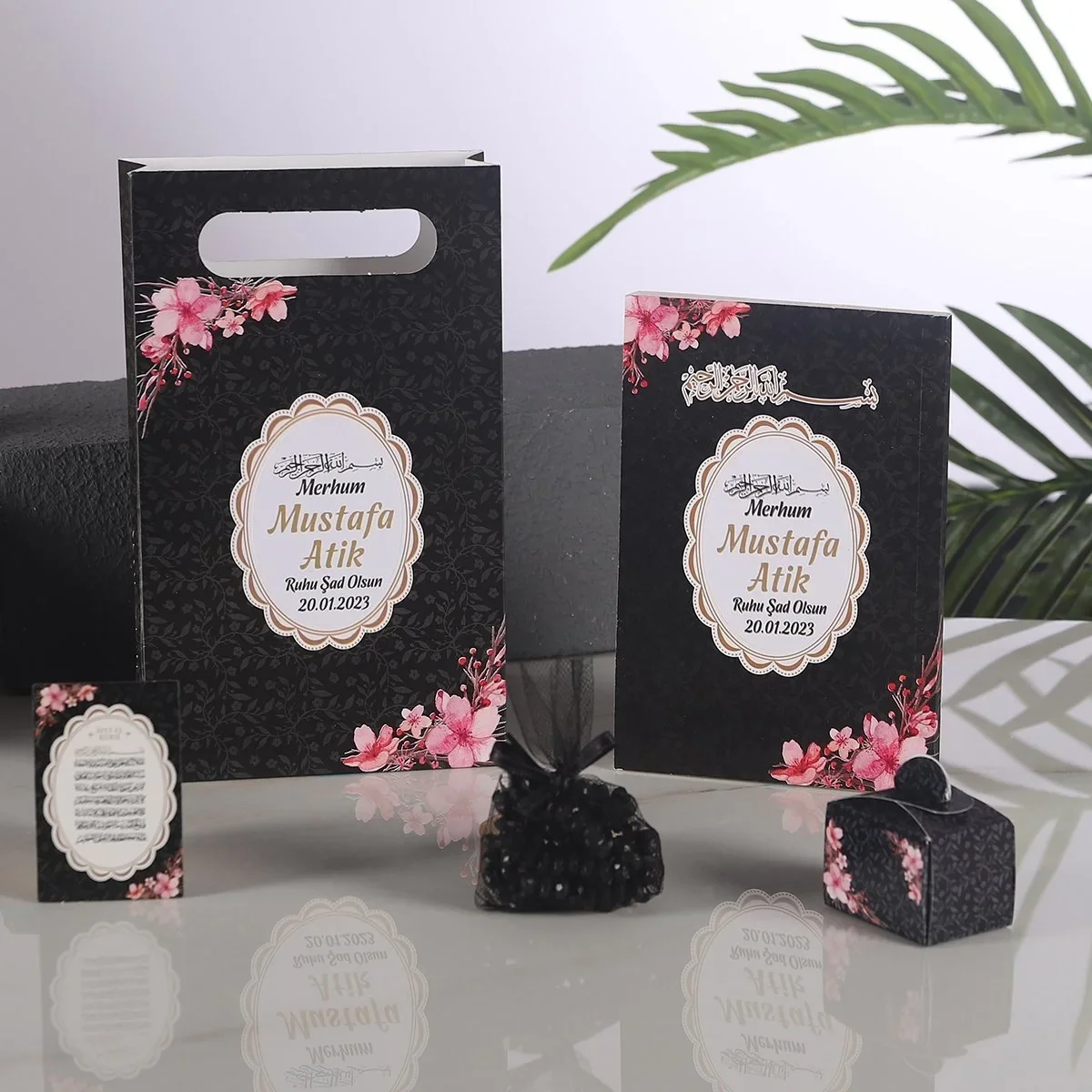 Çiçek Model Siyah Renkli Yasin Kitabı, Lokum Kutusu, Magnet, Karton Çanta ve Tesbih - Mevlüt Hediyelikleri
