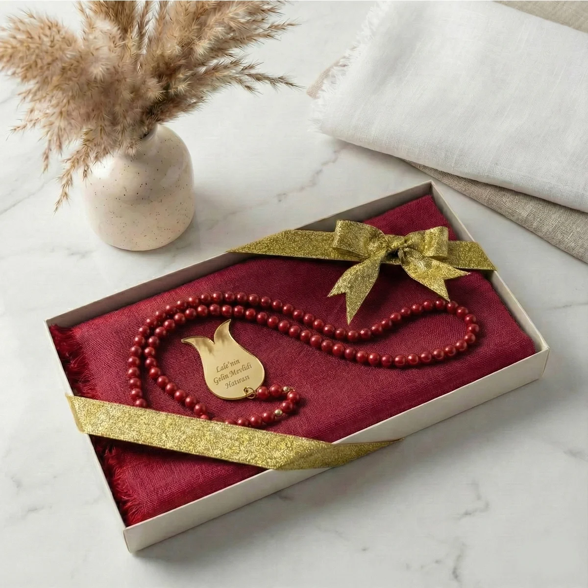 Hediyelik Kutuda Bordo Renkli Flamlı Pamuk Eşarp ve İsimli İnci Tesbih