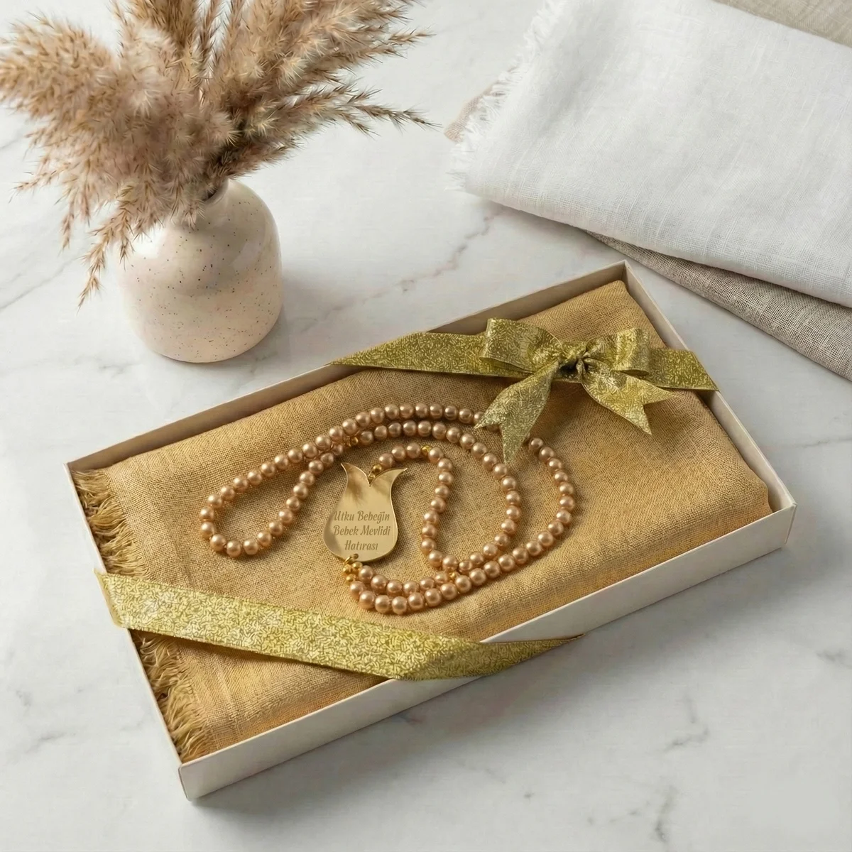 Hediyelik Kutuda Gold Renkli Flamlı Pamuk Eşarp ve İsimli İnci Tesbih