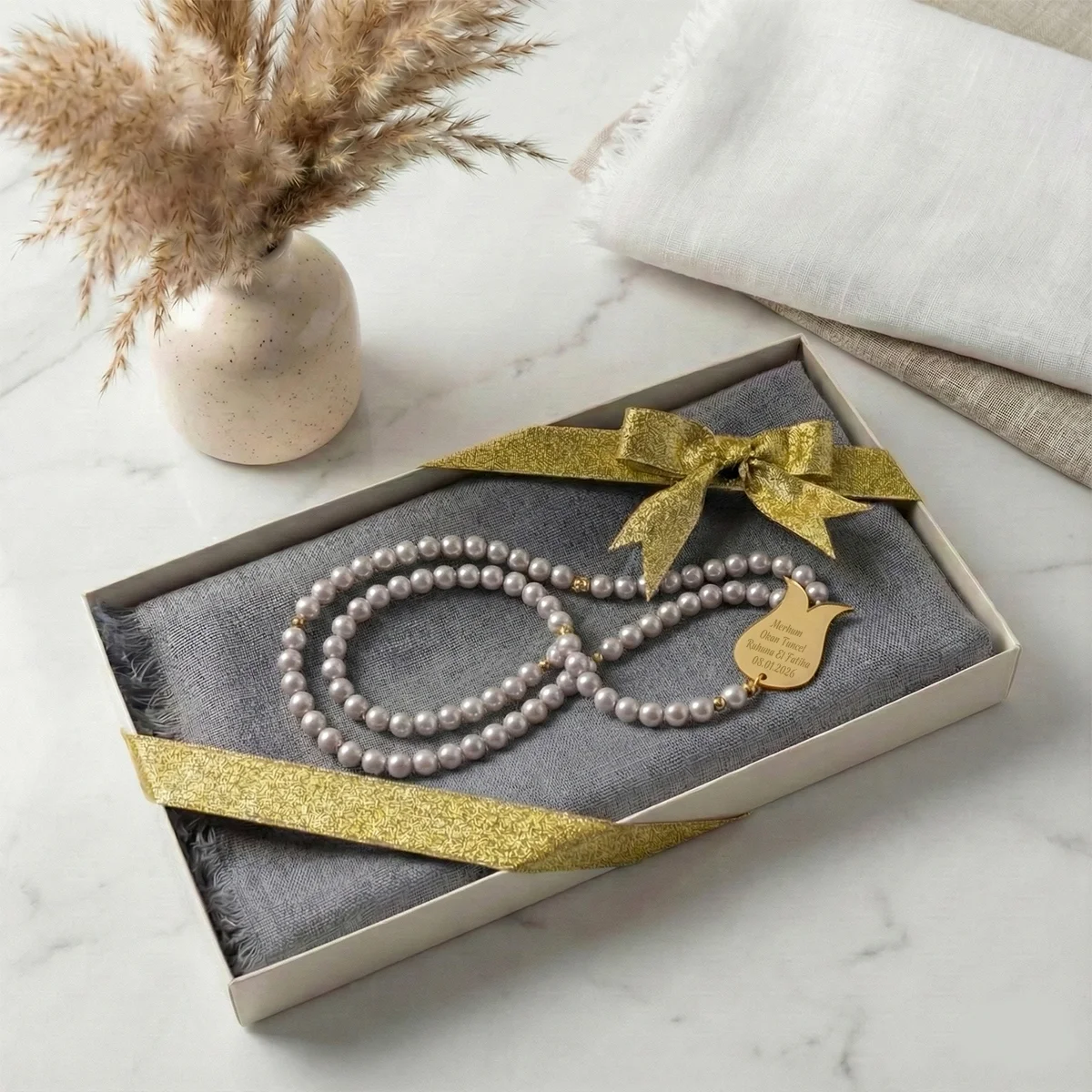 Hediyelik Kutuda Gri Renkli Flamlı Pamuk Eşarp ve İsimli İnci Tesbih