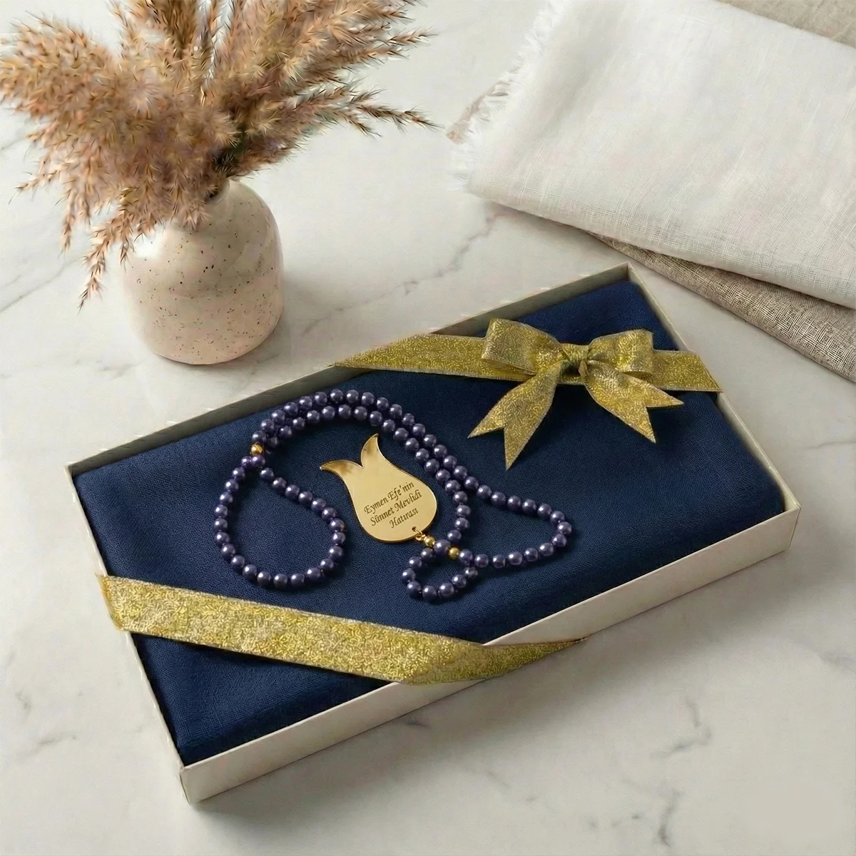 Hediyelik Kutuda Lacivert Renkli Flamlı Pamuk Eşarp ve İsimli İnci Tesbih
