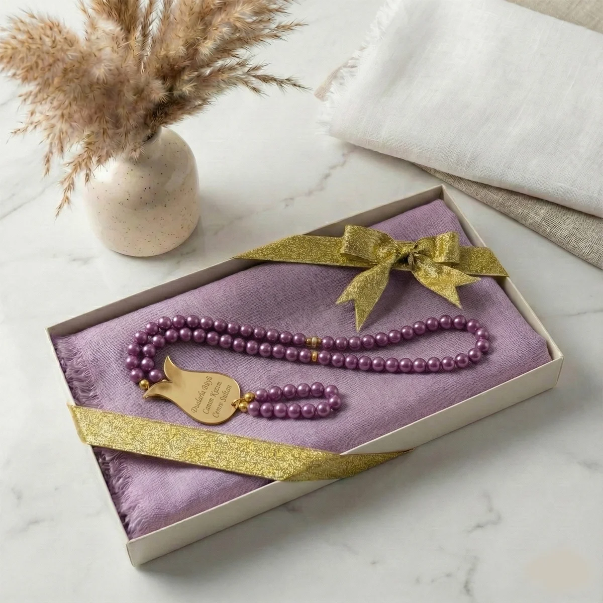 Hediyelik Kutuda Lila Renkli Flamlı Pamuk Eşarp ve İsimli İnci Tesbih