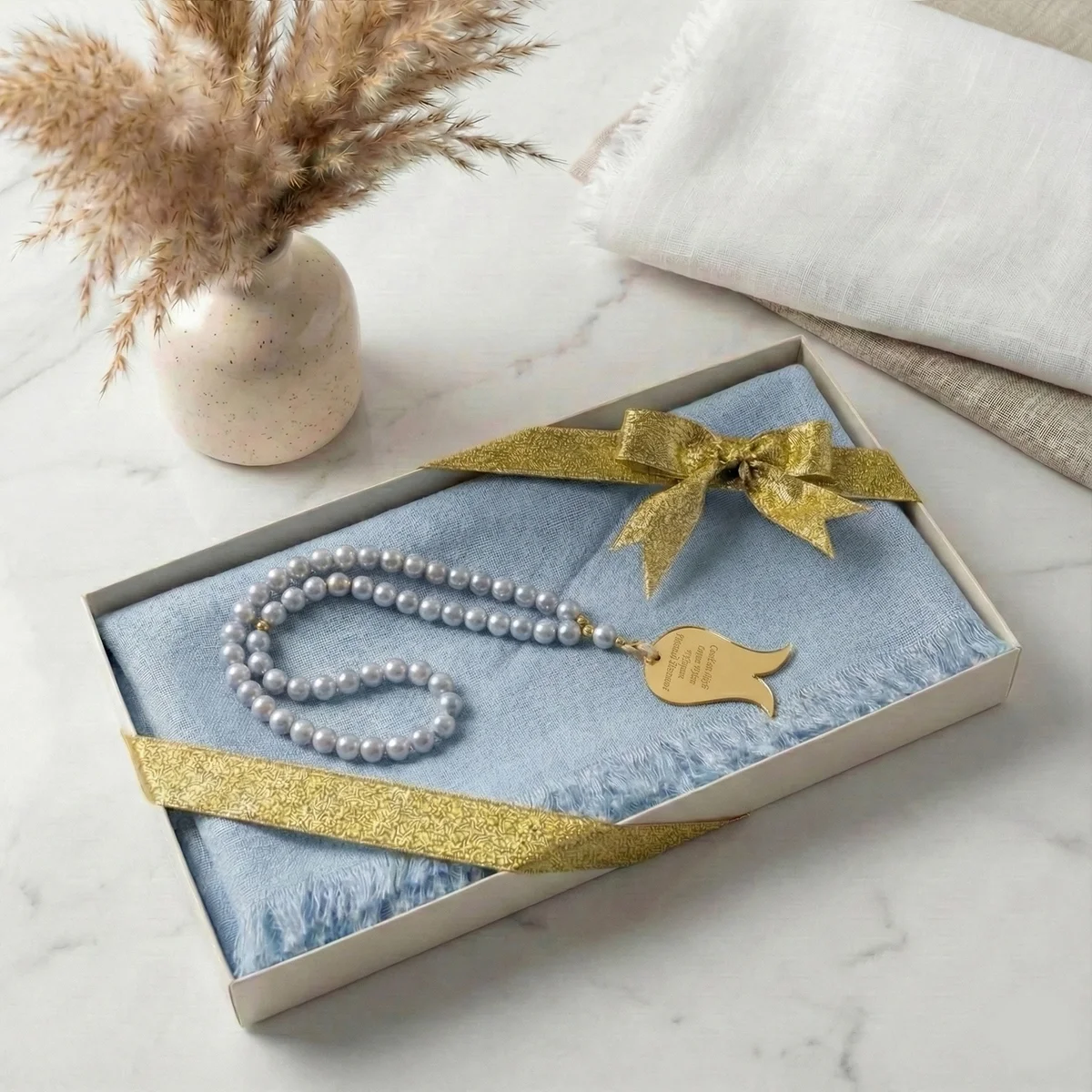 Hediyelik Kutuda Mavi Renkli Flamlı Pamuk Eşarp ve İsimli İnci Tesbih
