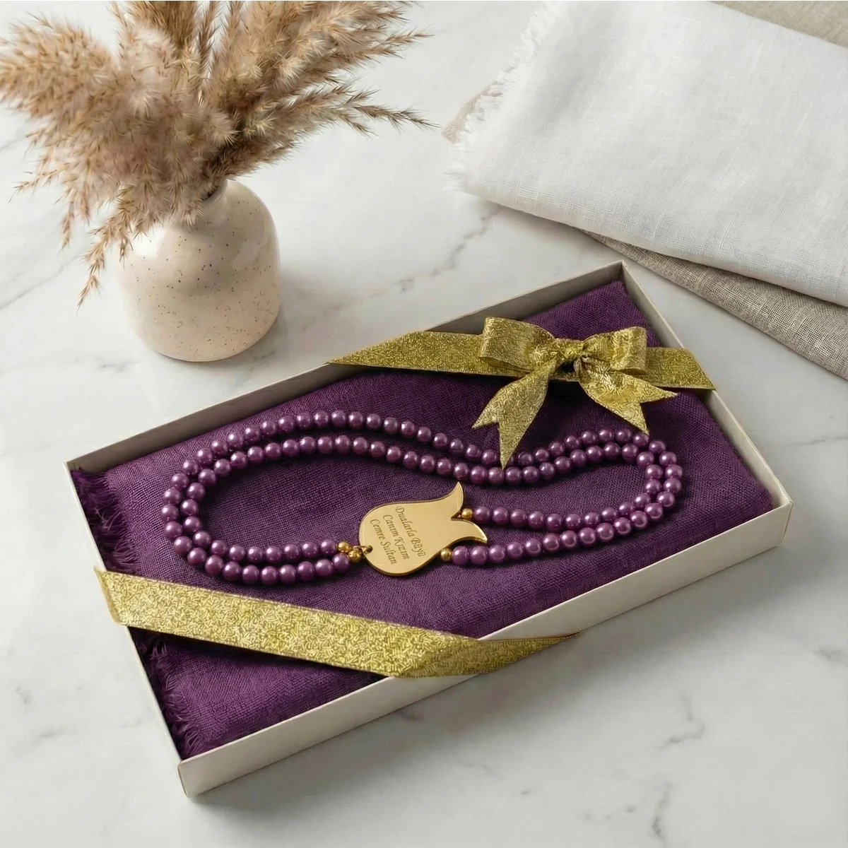 Hediyelik Kutuda Mor Renkli Flamlı Pamuk Eşarp ve İsimli İnci Tesbih