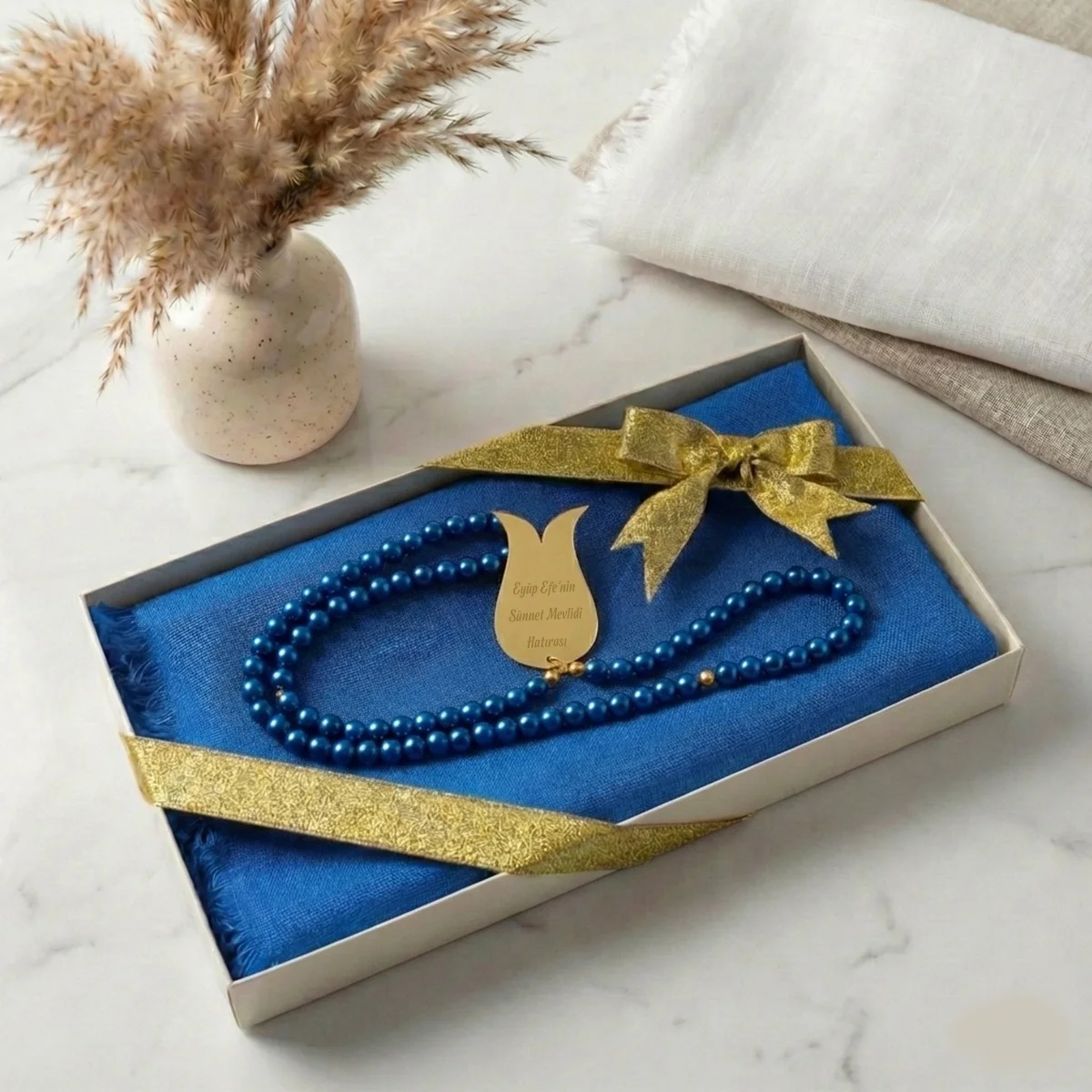 Hediyelik Kutuda Saks Mavisi Renkli Flamlı Pamuk Eşarp ve İsimli İnci Tesbih