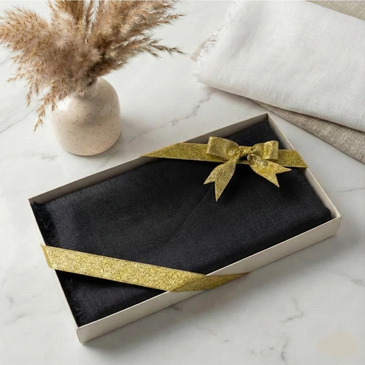 Hediyelik Kutuda Siyah Renkli Flamlı Pamuk Eşarp