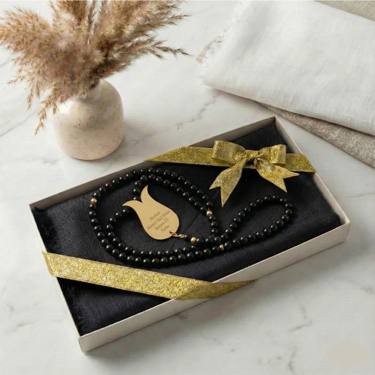 Hediyelik Kutuda Siyah Renkli Flamlı Pamuk Eşarp ve İsimli İnci Tesbih