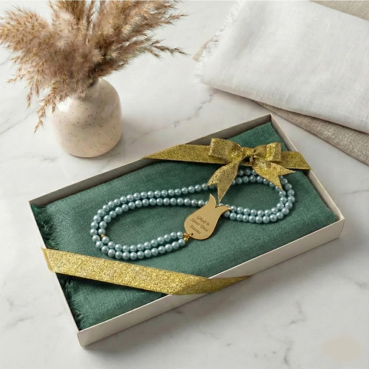 Hediyelik Kutuda Su Yeşili Renkli Flamlı Pamuk Eşarp ve İsimli İnci Tesbih