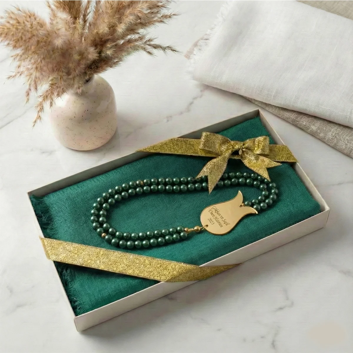 Hediyelik Kutuda Zümrüt Renkli Flamlı Pamuk Eşarp ve İsimli İnci Tesbih