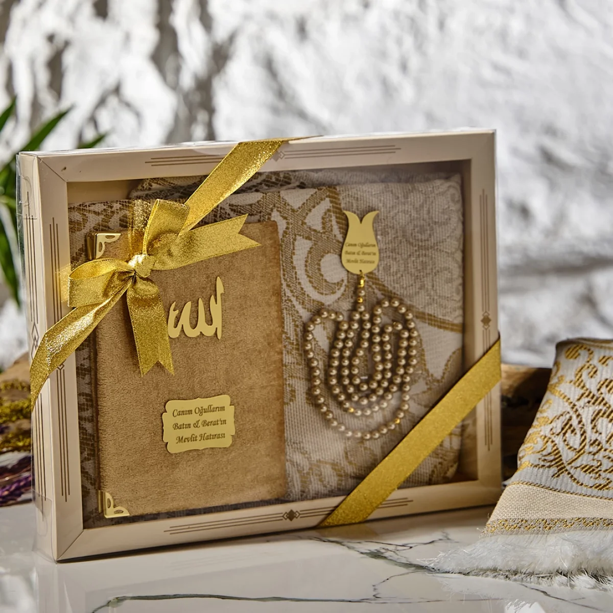 Hediyelik Lüks Kutuda Seccadeli Gold Renkli Kadife Yasin ve İsme Özel İnci Tesbih Seti