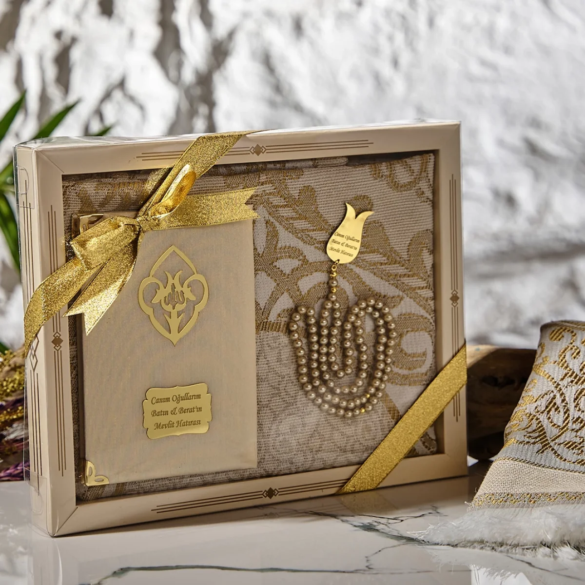 Hediyelik Lüks Kutuda Seccadeli Gold Renkli Şantuk Yasin ve İsme Özel İnci Tesbih Seti