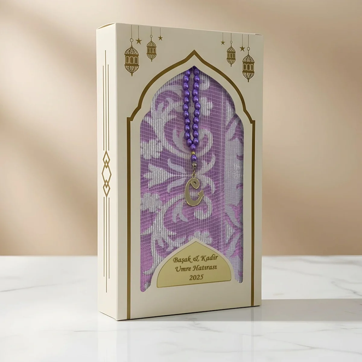 Mor Renkli İsme Özel Dikey Kutu İçerisinde Seccade ve Tesbih