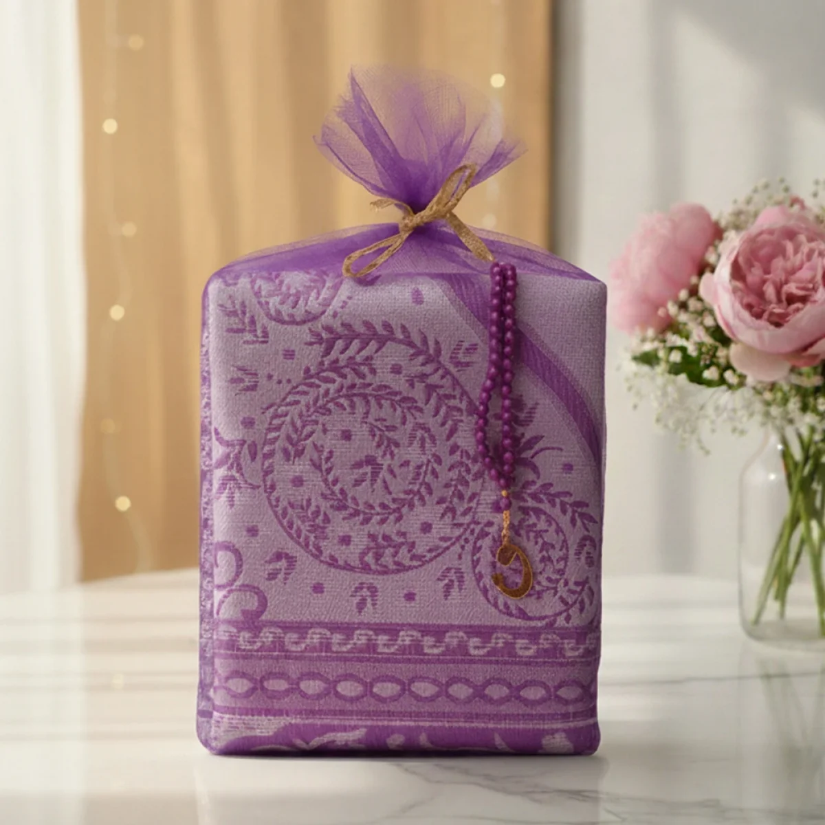 Mor Renkli Tül Kese İçerisinde Seccade ve Tesbih