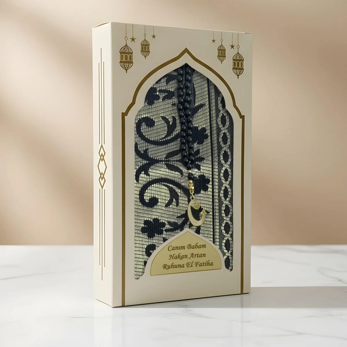 Siyah Renkli İsme Özel Dikey Kutu İçerisinde Seccade ve Tesbih