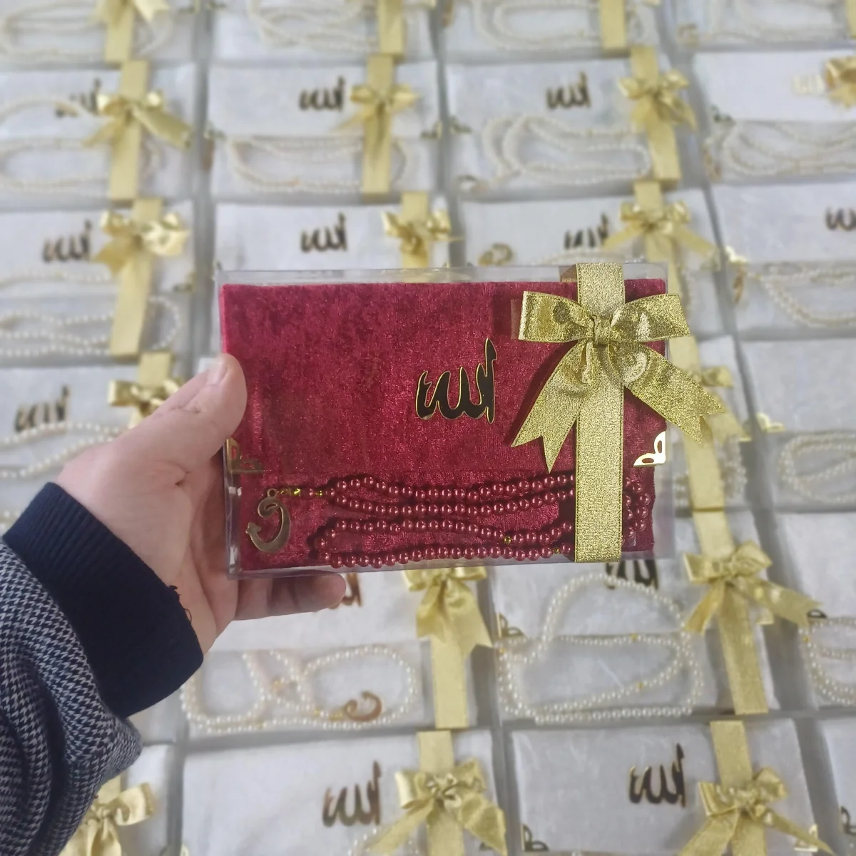 Asetat Kutuda Kadife Kumaş Kaplı Çanta İçerisinde İnci Tesbihli Bordo Renkli Kadife Yasin Kitabı Seti - Mevlüt Hediyelikleri