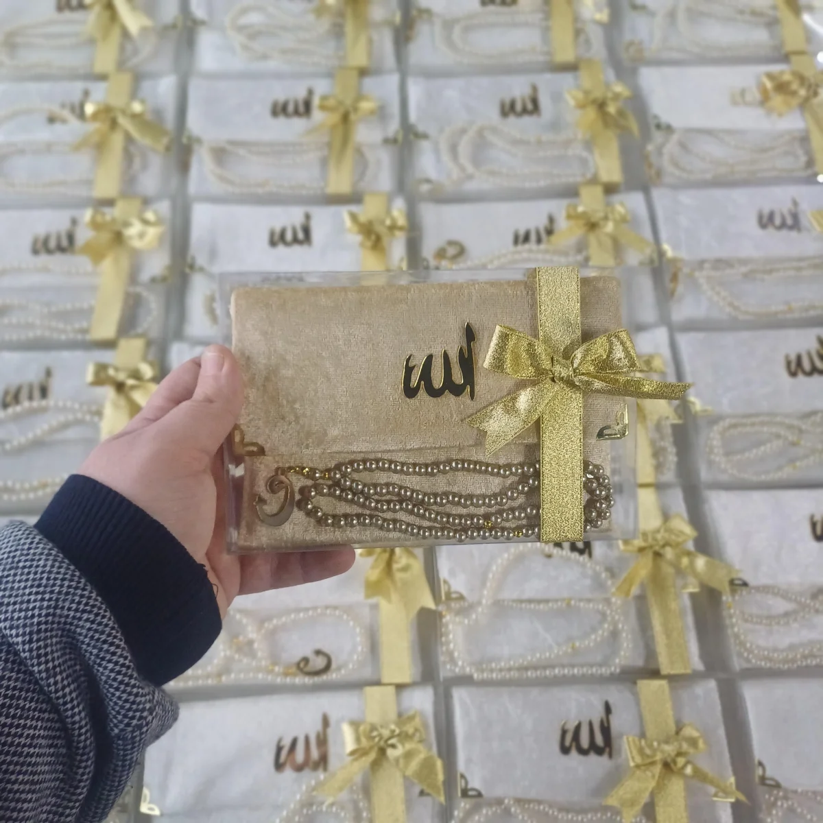 Asetat Kutuda Kadife Kumaş Kaplı Çanta İçerisinde İnci Tesbihli Gold Renkli Kadife Yasin Kitabı Seti - Mevlüt Hediyelikleri
