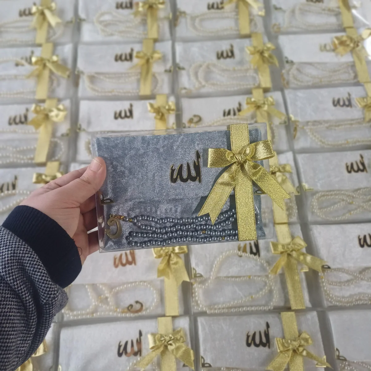Asetat Kutuda Kadife Kumaş Kaplı Çanta İçerisinde İnci Tesbihli Gri Renkli Kadife Yasin Kitabı Seti - Mevlüt Hediyelikleri