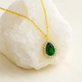 14 Ayar Altın Damla Kesim Anturajlı Zümrüt Kolye