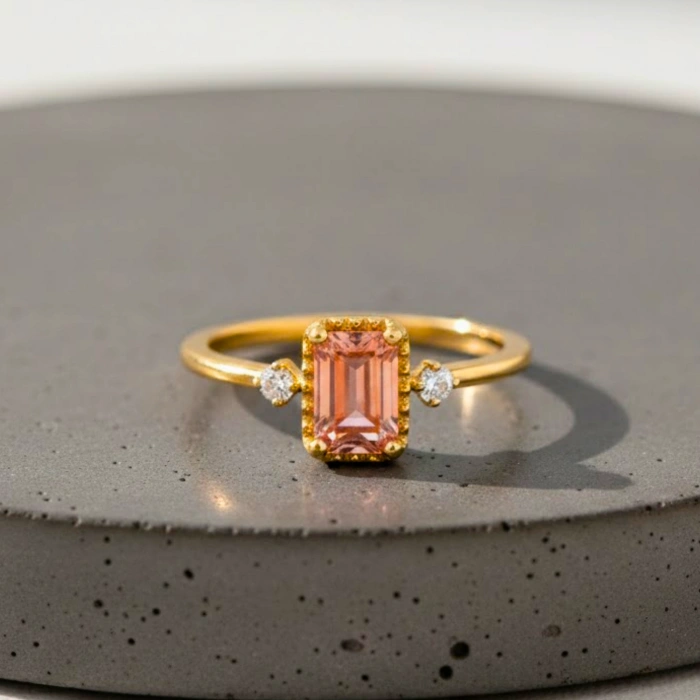 0.90 Karat Pembe Turmalin Pırlanta Yüzük, Zümrüt Kesim Altın Yüzük