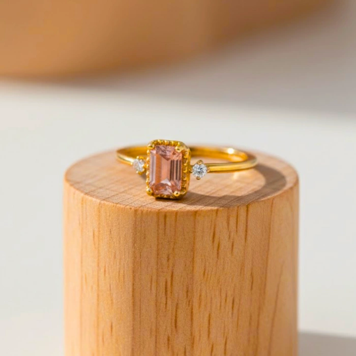 0.90 Karat Pembe Turmalin Pırlanta Yüzük, Zümrüt Kesim Altın Yüzük