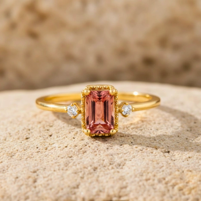 0.90 Karat Pembe Turmalin Pırlanta Yüzük, Zümrüt Kesim Altın Yüzük