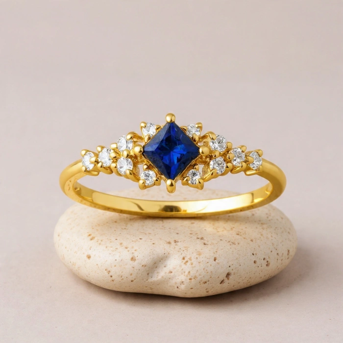 0.32 Karat Prenses Kesim Safir Pırlanta Yüzük