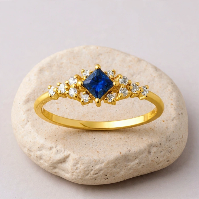 0.32 Karat Prenses Kesim Safir Pırlanta Yüzük