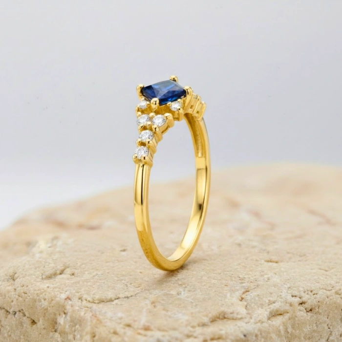 0.32 Karat Prenses Kesim Safir Pırlanta Yüzük