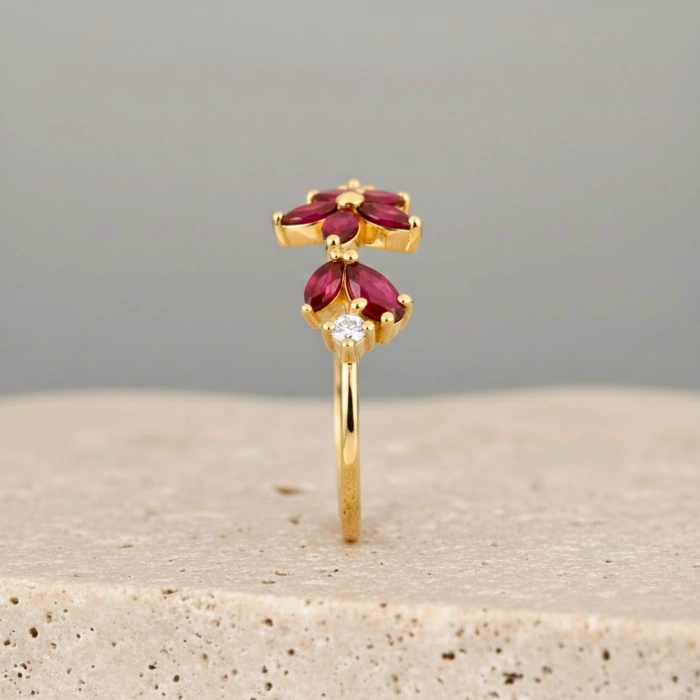 0.75 Karat Yakut Taşlı Pırlanta Yüzük, Markiz Kesim Altın Yüzük