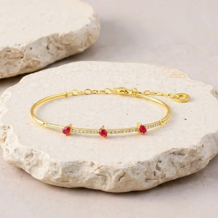 0.43 Karat Damla Kesim Yakut Pırlanta Bileklik