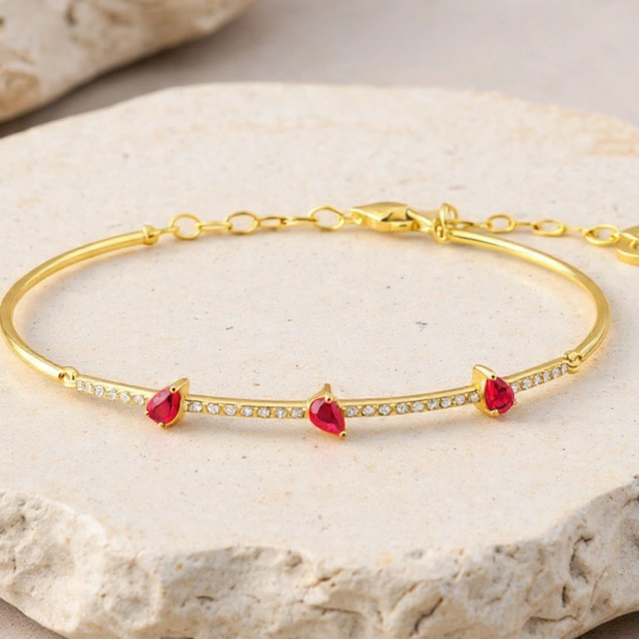 0.43 Karat Damla Kesim Yakut Pırlanta Bileklik