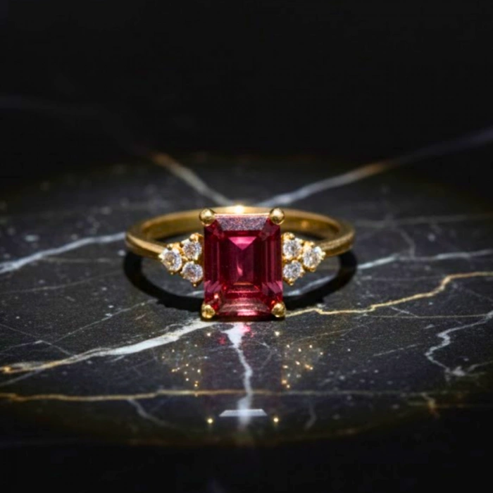 3.99 Karat Pırlanta Zümrüt Kesim Yakut Yüzük