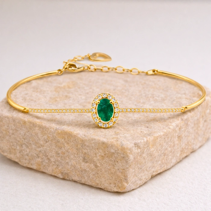 0.84 Karat Pırlanta Kalp Detaylı Zümrüt Bileklik