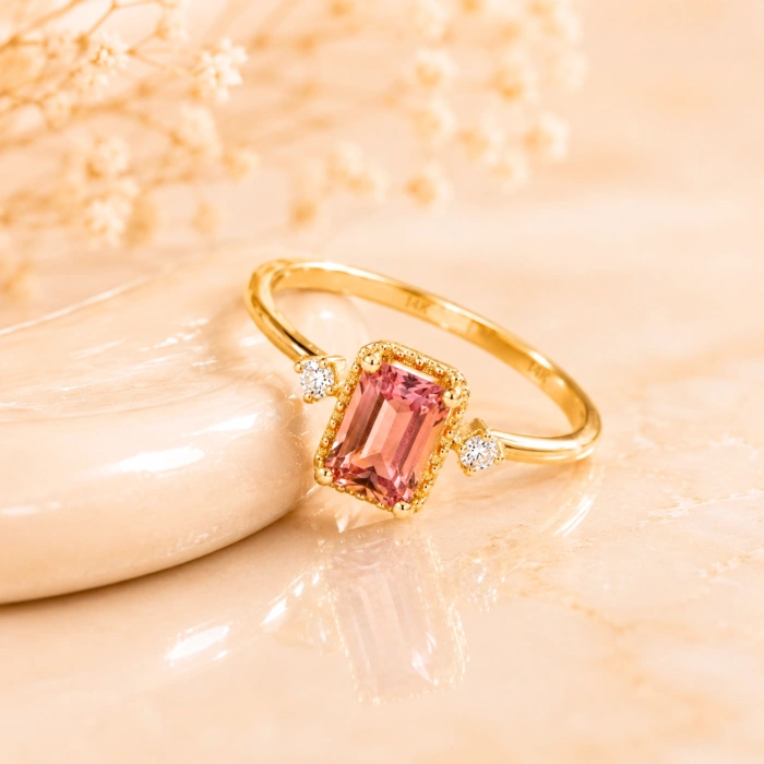 0.90 Karat Pembe Turmalin Pırlanta Yüzük, Zümrüt Kesim Altın Yüzük