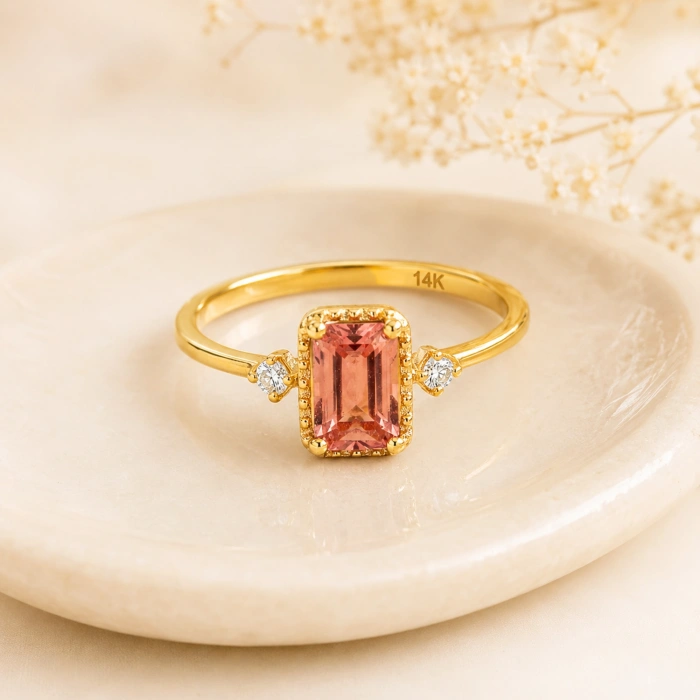 0.90 Karat Pembe Turmalin Pırlanta Yüzük, Zümrüt Kesim Altın Yüzük